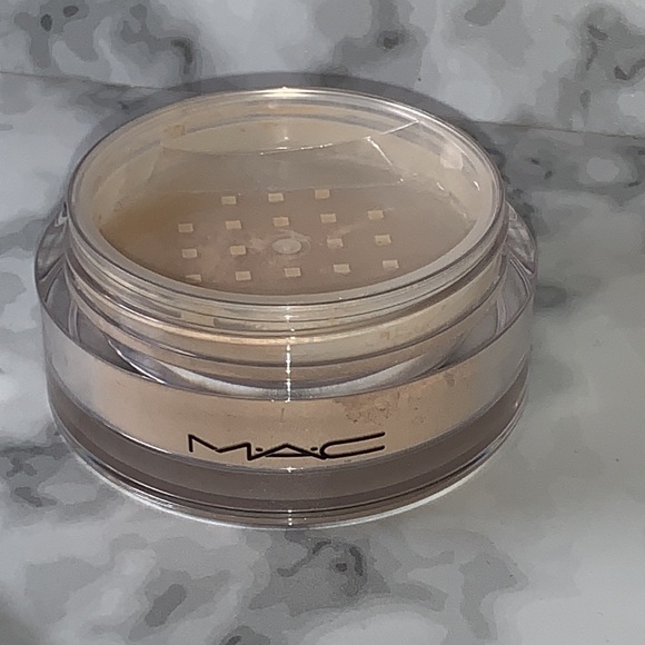 LIGHT Mineralize Foundation Loose Powder MAC Cosmetics - Picture 3 of 11